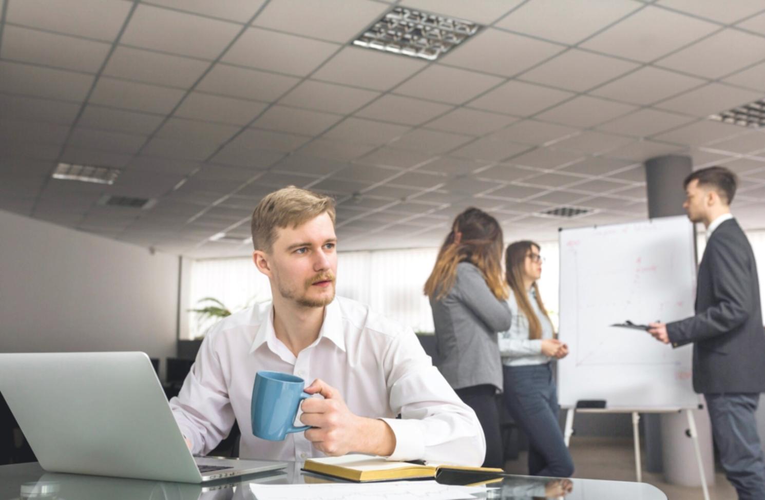 Moderne Geschäftsführung bei strategischen Besprechungen