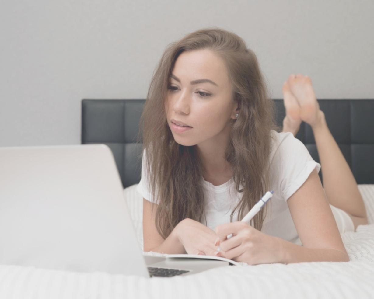 Internationale Studierende lernen Finanzgrundlagen in modernem Seminarraum